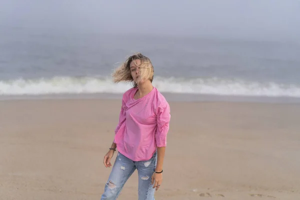 Uma Menina Caminha Pela Praia — Fotografia de Stock