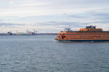 Manhattan feribotu. Gün batımında Manhattan 'ı deniz manzarası, 