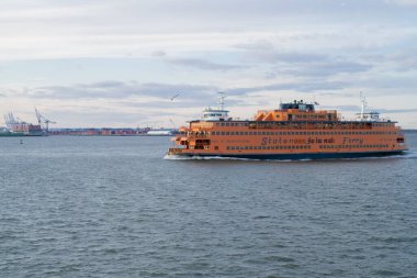 Manhattan feribotu. Gün batımında Manhattan 'ı deniz manzarası, 