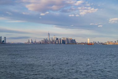 Manhattan feribotu. Gün batımında Manhattan 'ı deniz manzarası, 