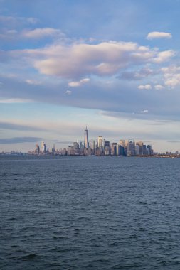 Manhattan feribotu. Gün batımında Manhattan 'ı deniz manzarası, 