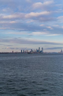 Manhattan feribotu. Gün batımında Manhattan 'ı deniz manzarası, 