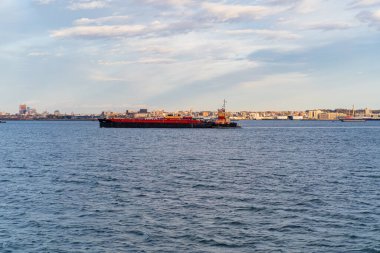 Manhattan feribotu. Gün batımında Manhattan 'ı deniz manzarası, 