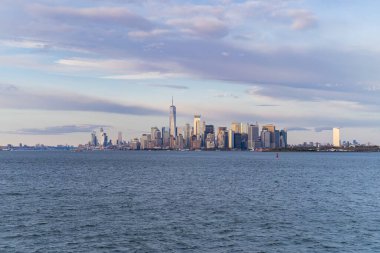 Manhattan feribotu. Gün batımında Manhattan 'ı deniz manzarası, 