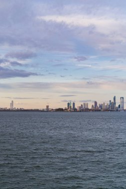 Gün batımında sudan Özgürlük Anıtı manzarası, New York