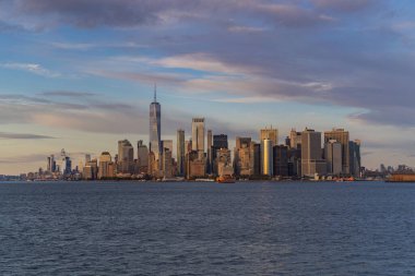 Manhattan feribotu. Gün batımında Manhattan 'ı deniz manzarası, 
