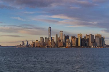 Manhattan feribotu. Gün batımında Manhattan 'ı deniz manzarası, 