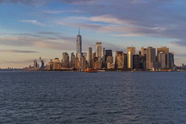 Manhattan feribotu. Gün batımında Manhattan 'ı deniz manzarası, 