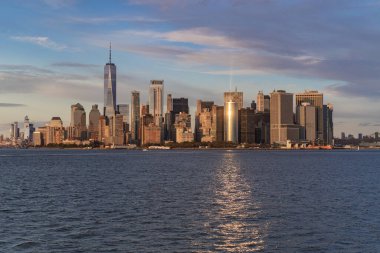 Manhattan feribotu. Gün batımında Manhattan 'ı deniz manzarası, 
