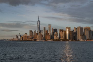 Manhattan feribotu. Gün batımında Manhattan 'ı deniz manzarası, 