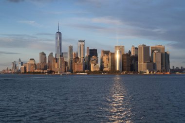 Manhattan feribotu. Gün batımında Manhattan 'ı deniz manzarası, 