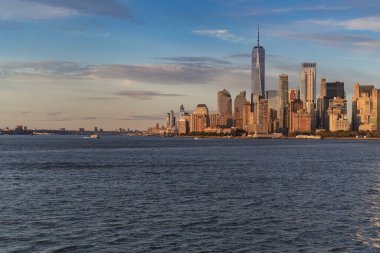 Manhattan feribotu. Gün batımında Manhattan 'ı deniz manzarası, 