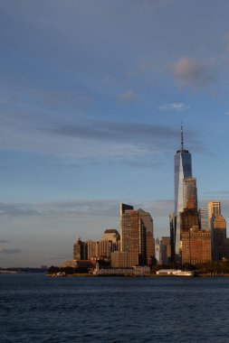 Manhattan feribotu. Gün batımında Manhattan 'ı deniz manzarası, 