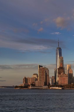 Manhattan feribotu. Gün batımında Manhattan 'ı deniz manzarası, 