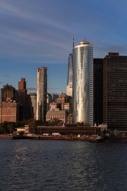 Manhattan feribotu. Gün batımında Manhattan 'ı deniz manzarası, 