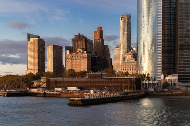 Manhattan feribotu. Gün batımında Manhattan 'ı deniz manzarası, 