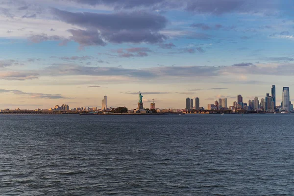 Blick Auf Die Freiheitsstatue Vom Wasser Aus Bei Sonnenuntergang New — Stockfoto