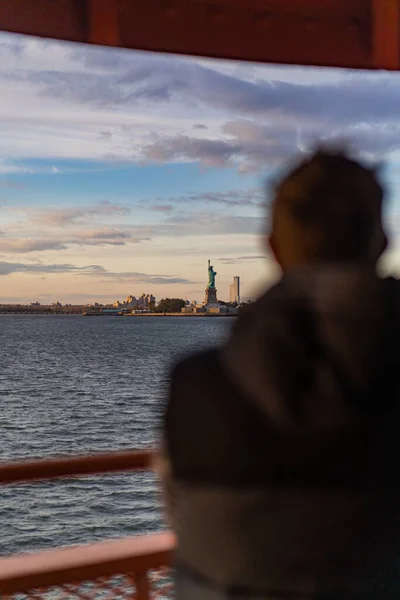 Jovem Viajante Ferry Para Manhattan Nova York Eua — Fotografia de Stock