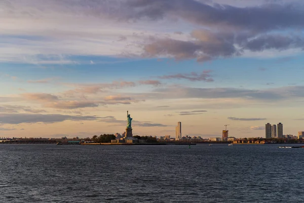 Blick Auf Die Freiheitsstatue Vom Wasser Aus Bei Sonnenuntergang New — Stockfoto