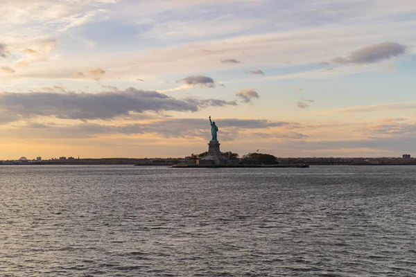 Blick Auf Die Freiheitsstatue Vom Wasser Aus Bei Sonnenuntergang New — Stockfoto