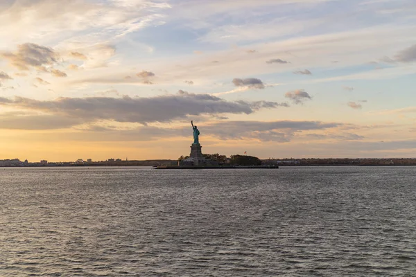 Вид Статую Свободи Води Заході Сонця Нью Йорк — стокове фото
