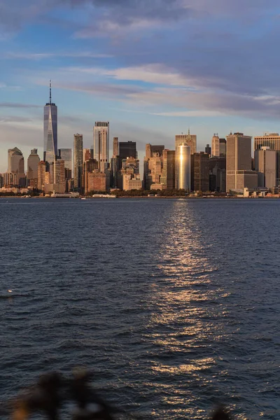 去曼哈顿的渡船日落时从水面俯瞰曼哈顿 — 图库照片