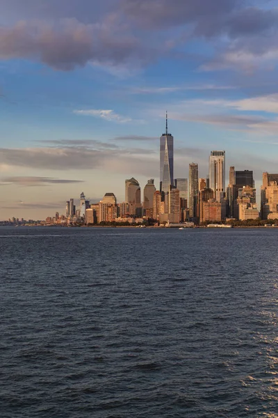 Färja Till Manhattan Utsikt Över Manhattan Från Vattnet Vid Solnedgången — Stockfoto