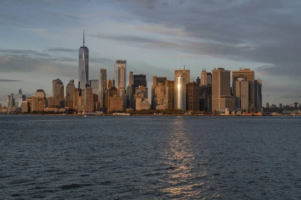 マンハッタンへのフェリー 日没時の海からのマンハッタンの眺め — ストック写真