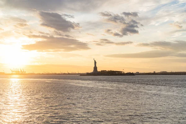 Blick Auf Die Freiheitsstatue Vom Wasser Aus Bei Sonnenuntergang New — Stockfoto