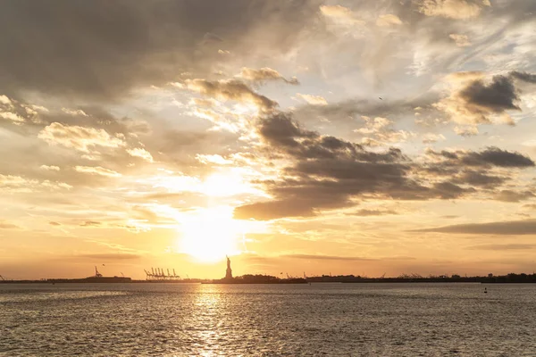 Widok Statuę Wolności Wody Zachodzie Słońca Nowy Jork — Zdjęcie stockowe