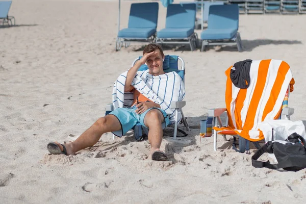 Beach Miami Florida Usa Ein Junger Mann Ruht Sich Strand — Stockfoto