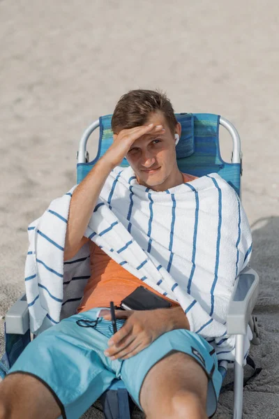 Beach Miami Florida Usa Ein Junger Mann Ruht Sich Strand — Stockfoto