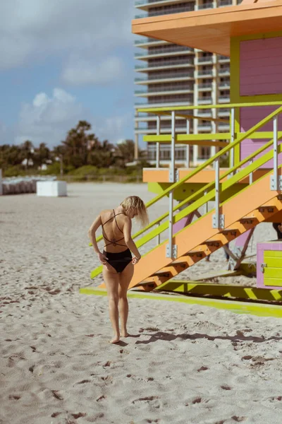 Jonge Vrouw Zwart Badpak Het Strand Miami Florida Usa Nea — Stockfoto