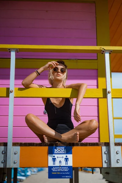 Junge Frau Schwarzen Badeanzug Strand Miami Florida Usa Nea — Stockfoto
