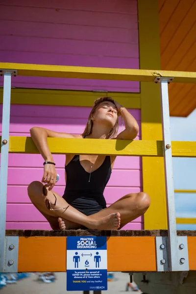 Jovem Mulher Maiô Preto Praia Miami Florida Eua Nea — Fotografia de Stock