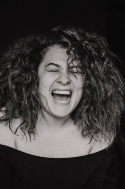 Kıvırcık saçlı, duygusal portresi olan, yakın plan, siyah beyaz fotoğraflı güzel esmer kadın..