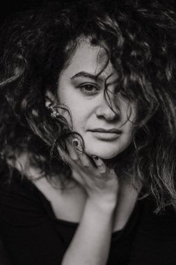 Kıvırcık saçlı, duygusal portresi olan, yakın plan, siyah beyaz fotoğraflı güzel esmer kadın..