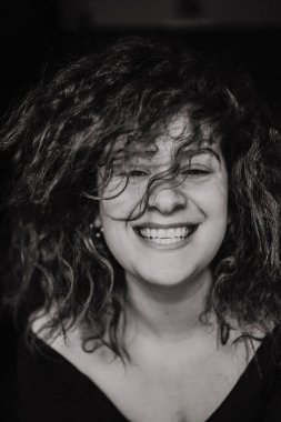 Kıvırcık saçlı, duygusal portresi olan, yakın plan, siyah beyaz fotoğraflı güzel esmer kadın..