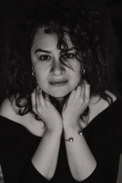 Mladá Krásná Brunetka Žena Kudrnatými Vlasy Emocionální Portrét Zblízka Černobílá — Stock fotografie