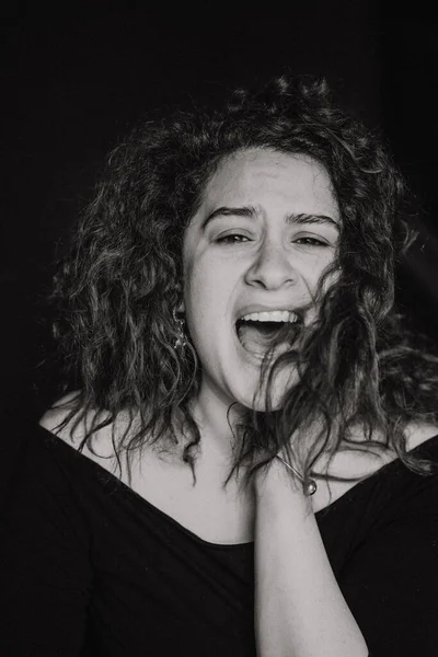 Kıvırcık saçlı, duygusal portresi olan, yakın plan, siyah beyaz fotoğraflı güzel esmer kadın..