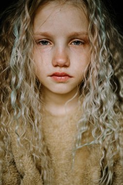 Uzun kıvırcık saçlı, duygusal portresi olan güzel sarışın kız., 