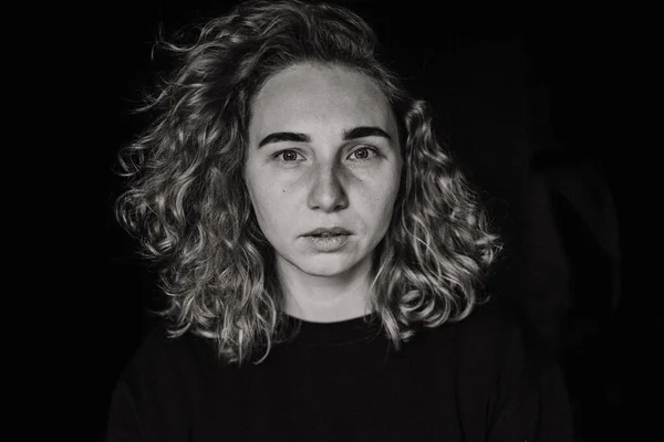 Jonge Mooie Blonde Vrouw Met Krullend Haar Emotioneel Portret — Stockfoto