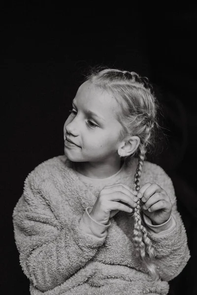 Mooi Blond Meisje Met Lang Krullend Haar Emotioneel Portret — Stockfoto