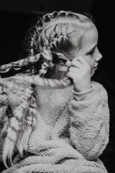 Schönes Blondes Mädchen Mit Langen Lockigen Haaren Emotionales Porträt — Stockfoto
