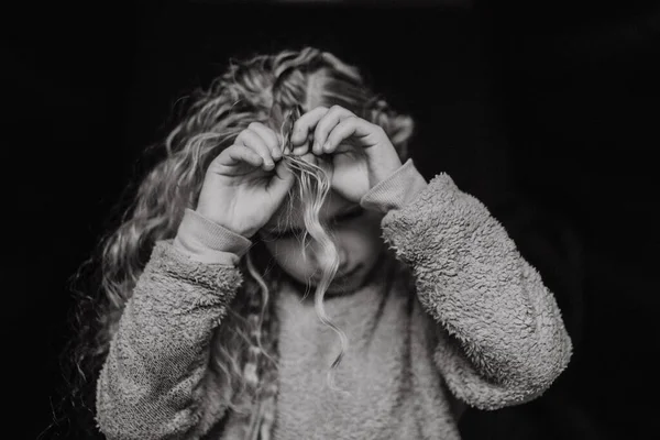 Mooi Blond Meisje Met Lang Krullend Haar Emotioneel Portret — Stockfoto