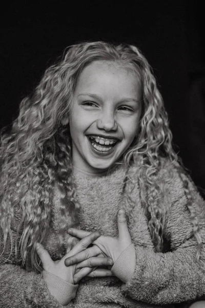 Mooi Blond Meisje Met Lang Krullend Haar Emotioneel Portret — Stockfoto