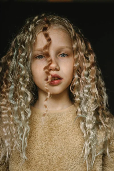 Красива Блондинка Довгим Кучерявим Волоссям Емоційний Портрет — стокове фото