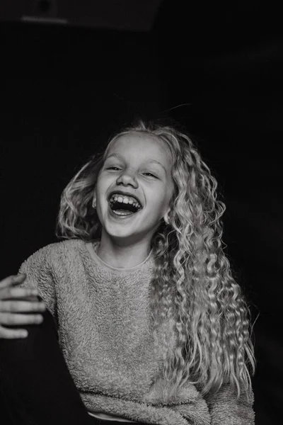 Linda Menina Loira Com Cabelos Longos Encaracolados Retrato Emocional — Fotografia de Stock