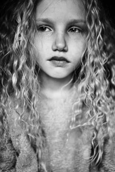 Belle Fille Blonde Avec Longs Cheveux Bouclés Portrait Émotionnel — Photo