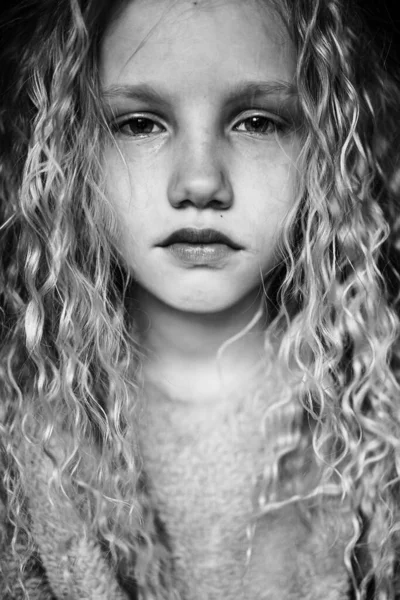 Piękna Blondynka Dziewczyna Długimi Kręconymi Włosami Portret Emocjonalny — Zdjęcie stockowe